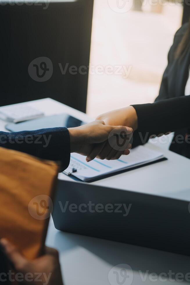 empresário e advogado masculino ou juiz consultam tendo uma reunião de equipe com o conceito de cliente, direito e serviços jurídicos. foto