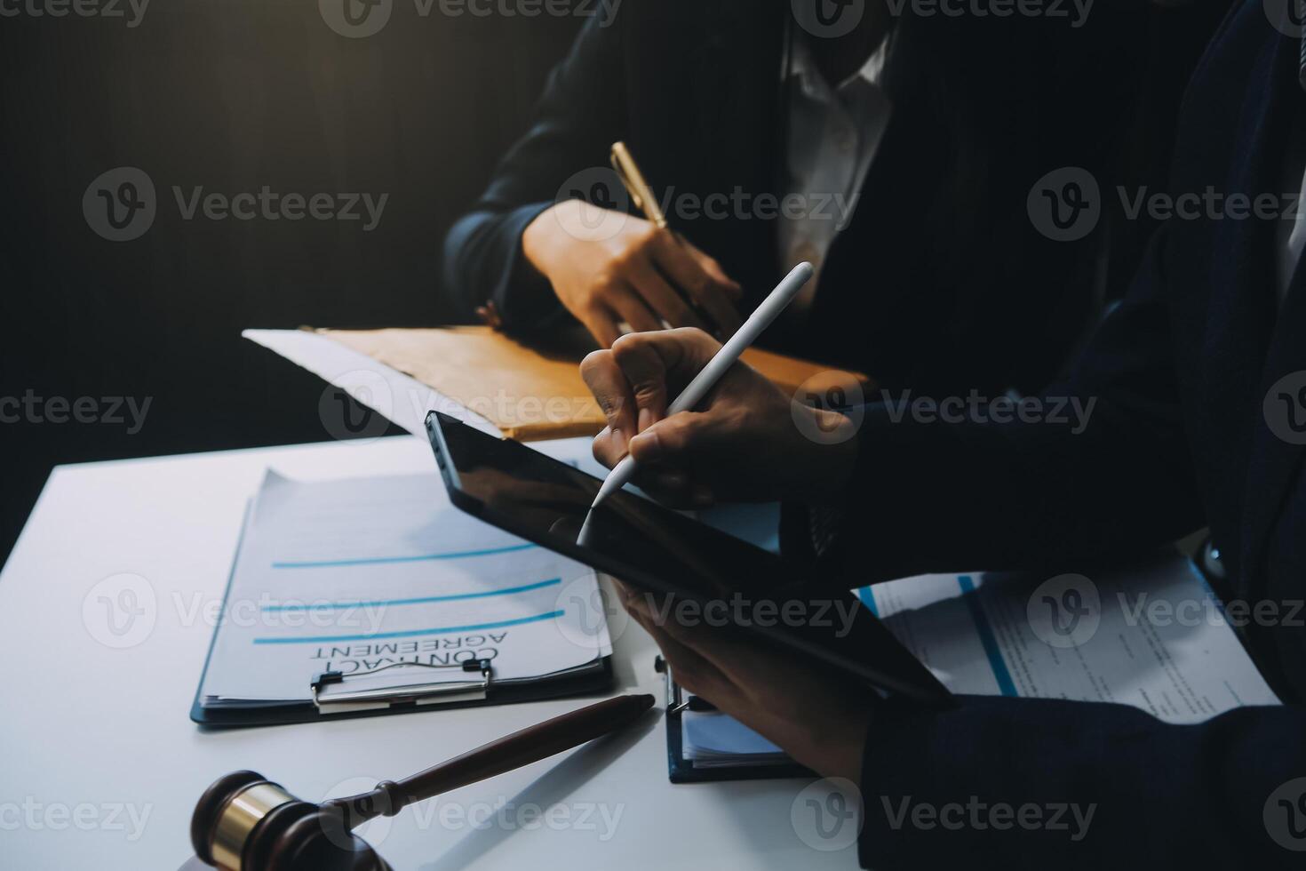 empresário e advogado masculino ou juiz consultam tendo uma reunião de equipe com o conceito de cliente, direito e serviços jurídicos. foto