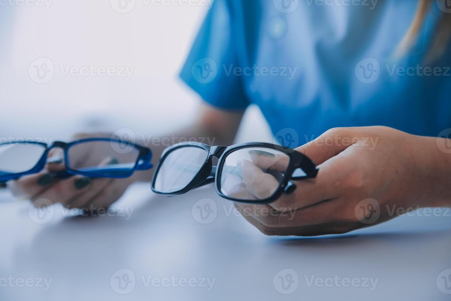 fechar-se do ásia fêmea médico falando com idosos paciente mostrando globo ocular modelo e explicando olho doença dentro hospital foto