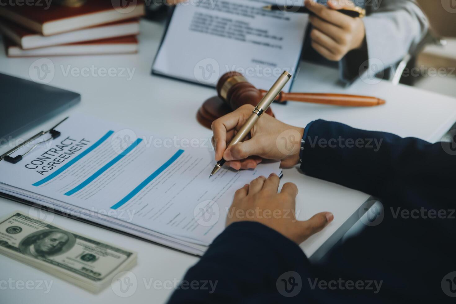 empresário e advogado discutem o documento do contrato. tratado da lei. assinar um contrato de negócios. foto