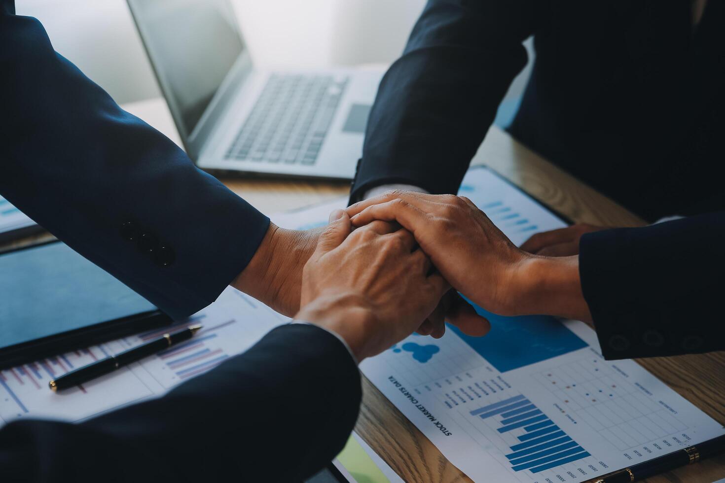 o negócio pessoas Junte-se mãos para Junte-se forças Como uma trabalho em equipe. foto