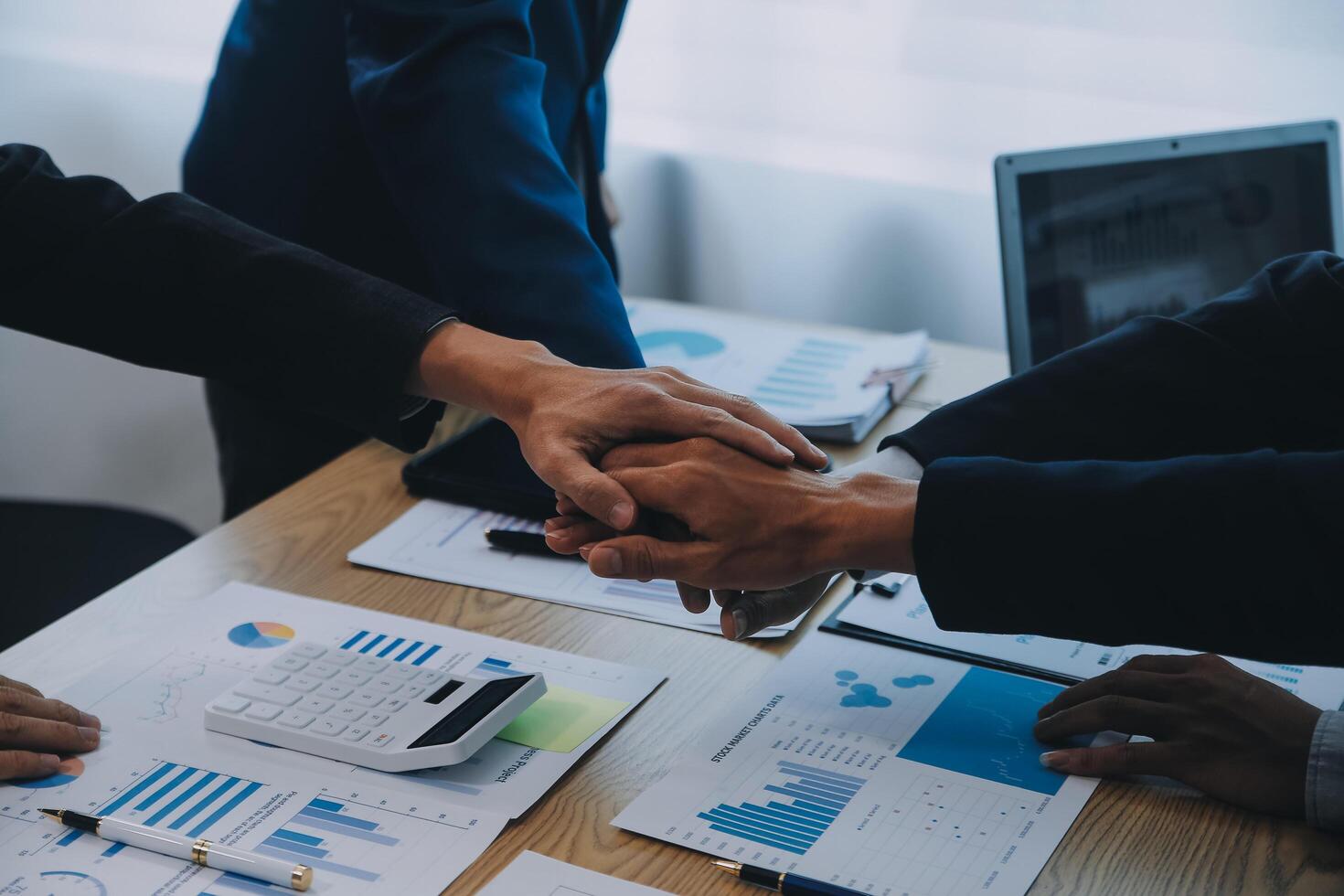 o negócio pessoas Junte-se mãos para Junte-se forças Como uma trabalho em equipe. foto