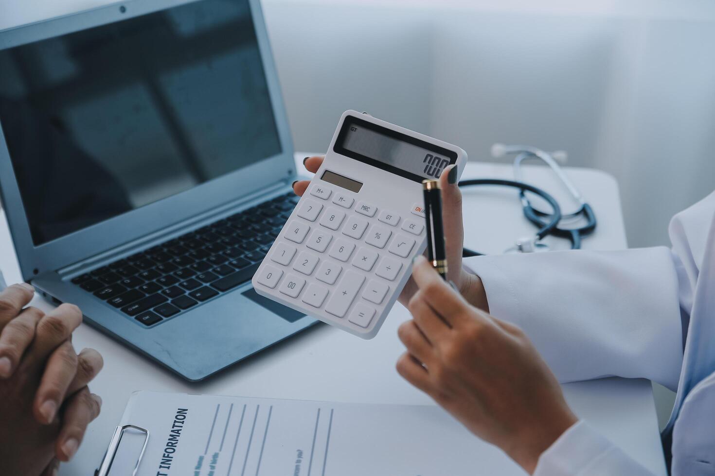 equipe do médicos e Dentistas falando e trabalhando saúde Cuidado conversa médico conferência conceito conectados consultor foto