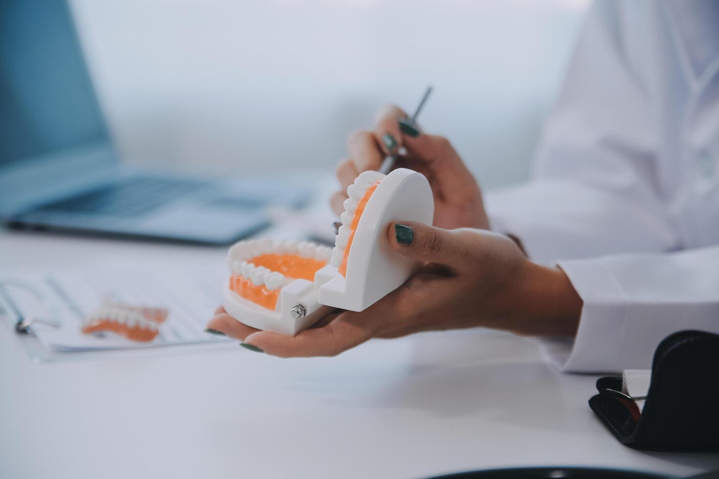 dentistas estão discutindo problemas dentários na imagem de raio-x do relatório na tela do laptop para os pacientes. foto