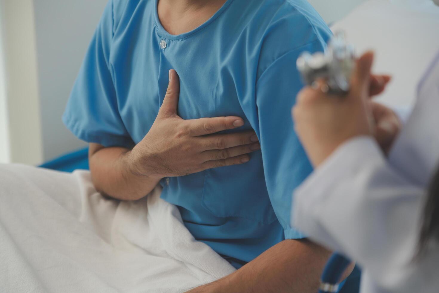 jovem médico é usando uma estetoscópio ouço para a batimento cardiaco do a paciente. tiro do uma fêmea médico dando uma masculino paciente uma Verifica acima foto