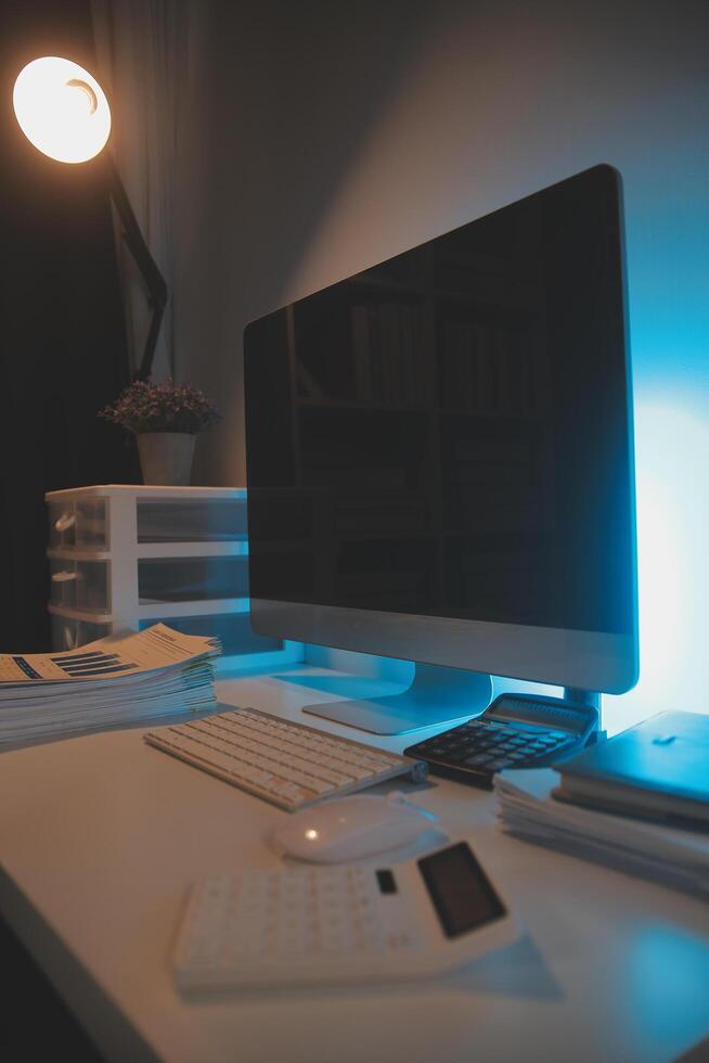 computador portátil e papelada em conferência mesa foto