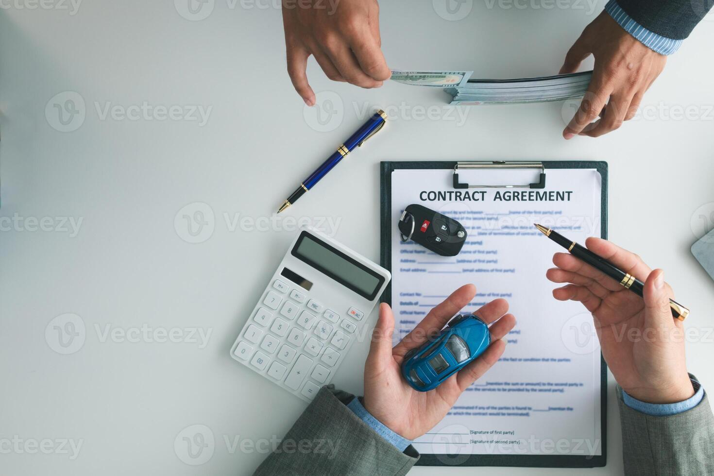 carro concessionários recomendar carro para clientes antes entrando para dentro vendas contratos tão este clientes pode pegue a carro elas gostar antes pagando contrato dinheiro. conceito do fazer vendas contrato com distribuidor foto