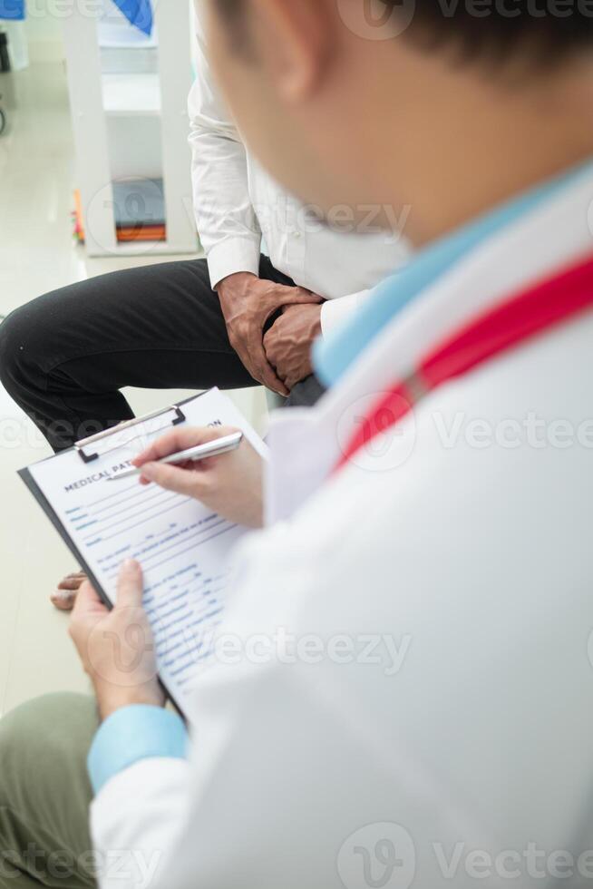 pacientes quem estão preocupado sobre próstata Câncer procurar a adendo do uma médico orientador para Reveja seus sintomas com uma próstata Câncer especialista e estão competente dentro próstata Câncer tratamento. foto