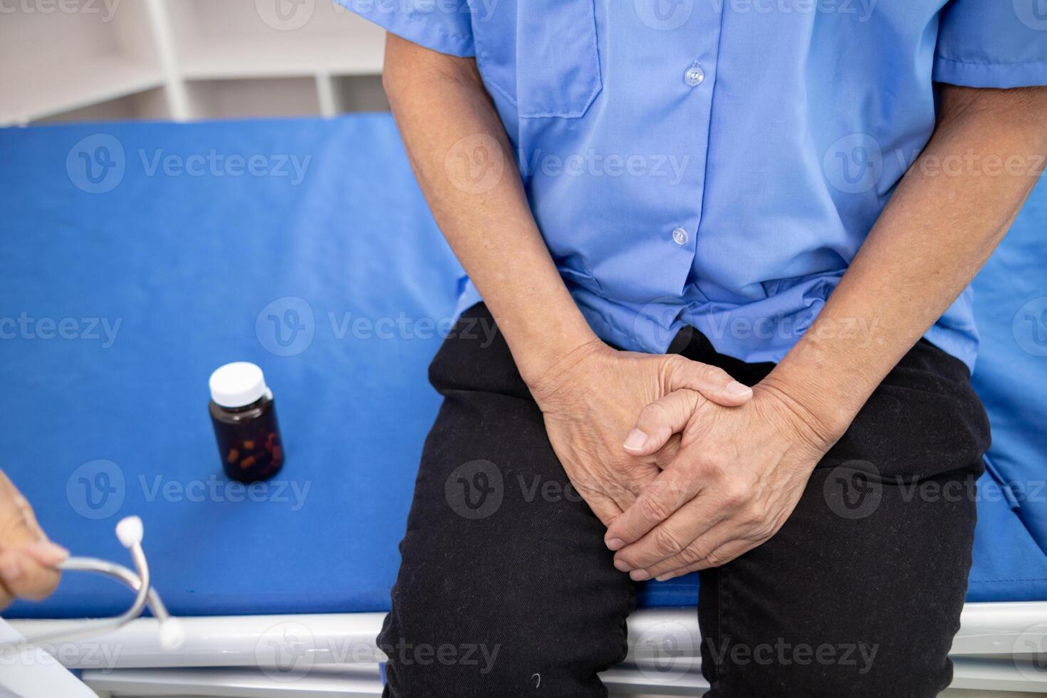 pacientes quem estão preocupado sobre próstata Câncer procurar a adendo do uma médico orientador para Reveja seus sintomas com uma próstata Câncer especialista e estão competente dentro próstata Câncer tratamento. foto