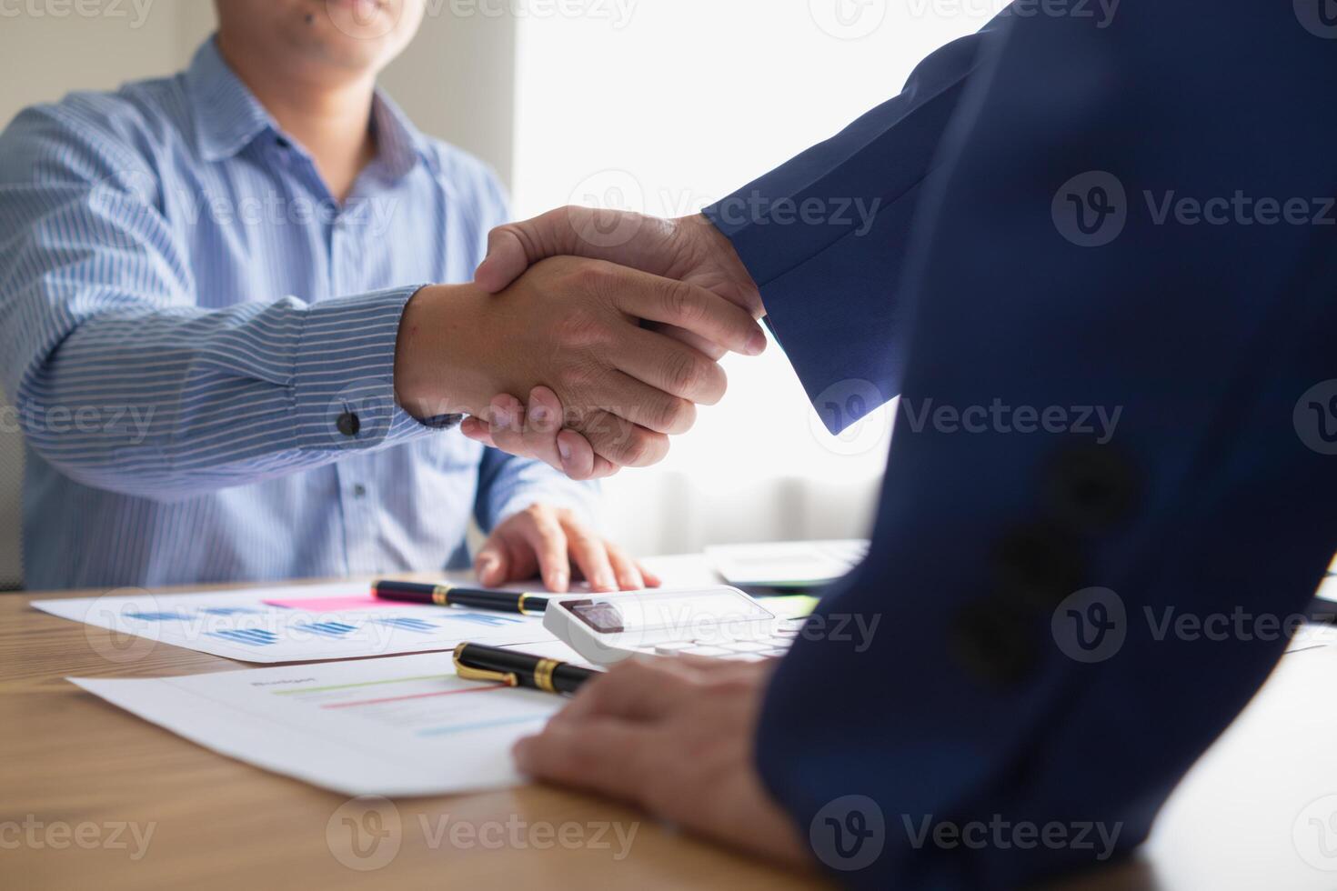 comitê do empresários e investidores Junte-se mãos Como símbolo do articulação investimento depois de discutindo consultando e fazer contrato investir dentro o negócio junto. comitê junta-se mãos dentro reunião. foto