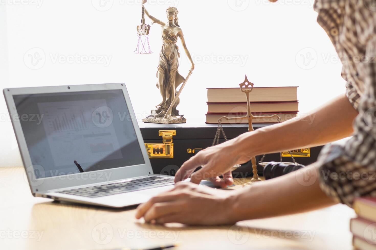 estátua do Deus themis senhora justiça é usava Como símbolo do justiça dentro lei empresa demonstrar veracidade do fatos e poder para juiz sem preconceito. hemis senhora justiça símbolo do honestidade e justiça. foto