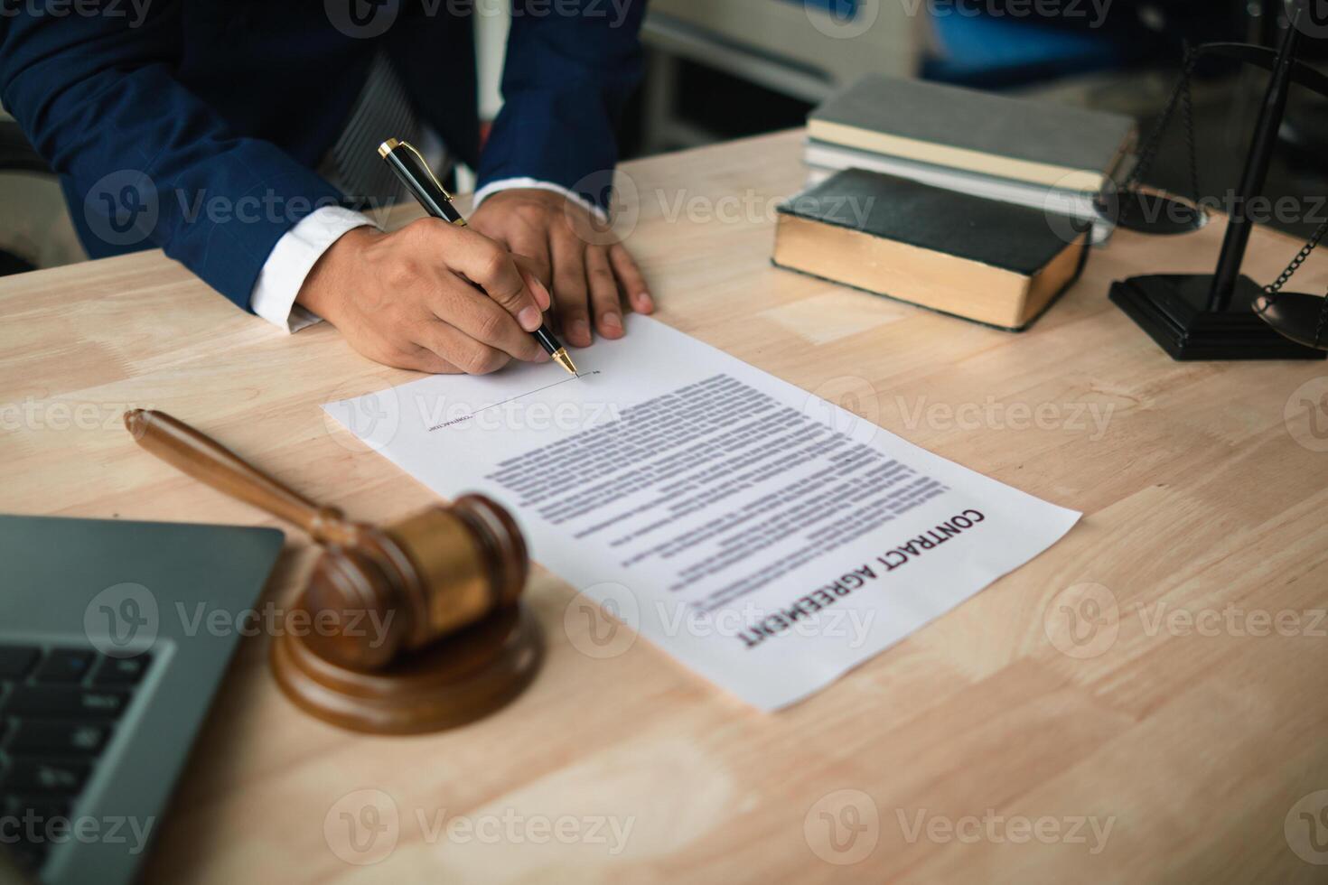 contrato estava colocada em mesa dentro legal do advogado escritório, pronto para investidores para placa a contrato para contratar uma equipe do advogados para providenciar legal adendo para seus investimento. legal consultando conceito foto