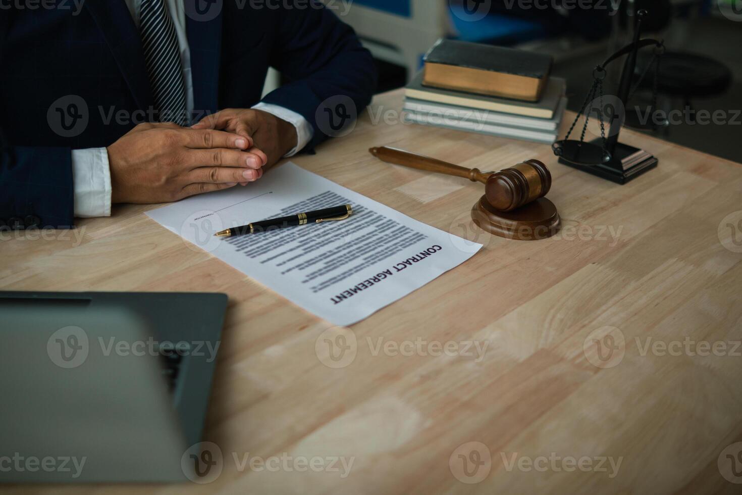 contrato estava colocada em mesa dentro legal do advogado escritório, pronto para investidores para placa a contrato para contratar uma equipe do advogados para providenciar legal adendo para seus investimento. legal consultando conceito foto