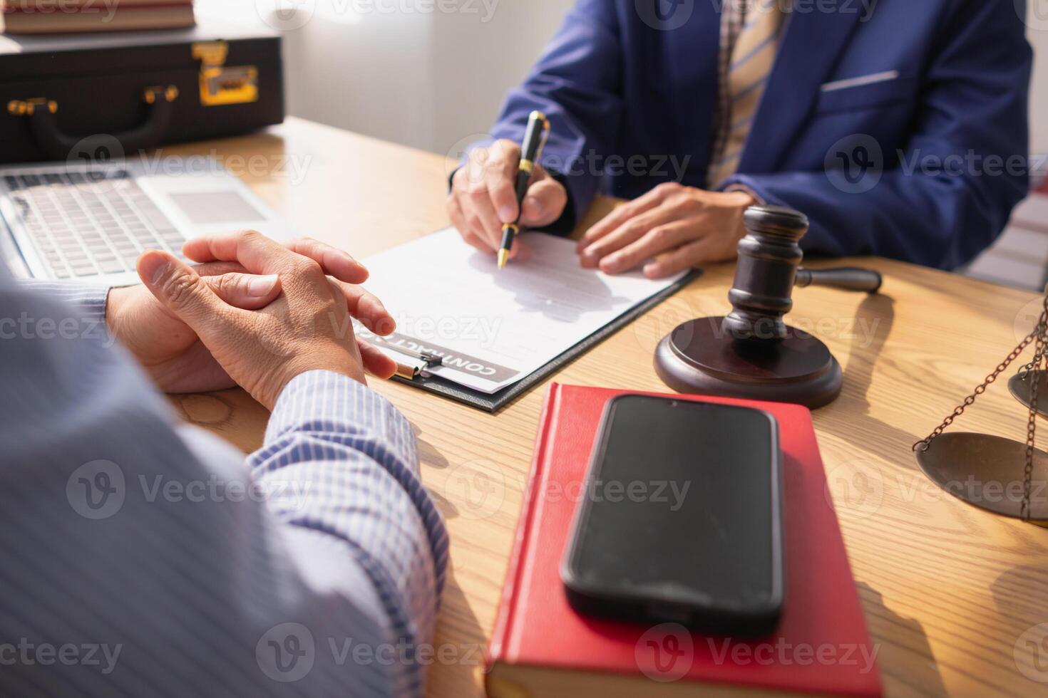 contrato estava colocada em mesa dentro legal do advogado escritório, pronto para investidores para placa a contrato para contratar uma equipe do advogados para providenciar legal adendo para seus investimento. legal consultando conceito foto