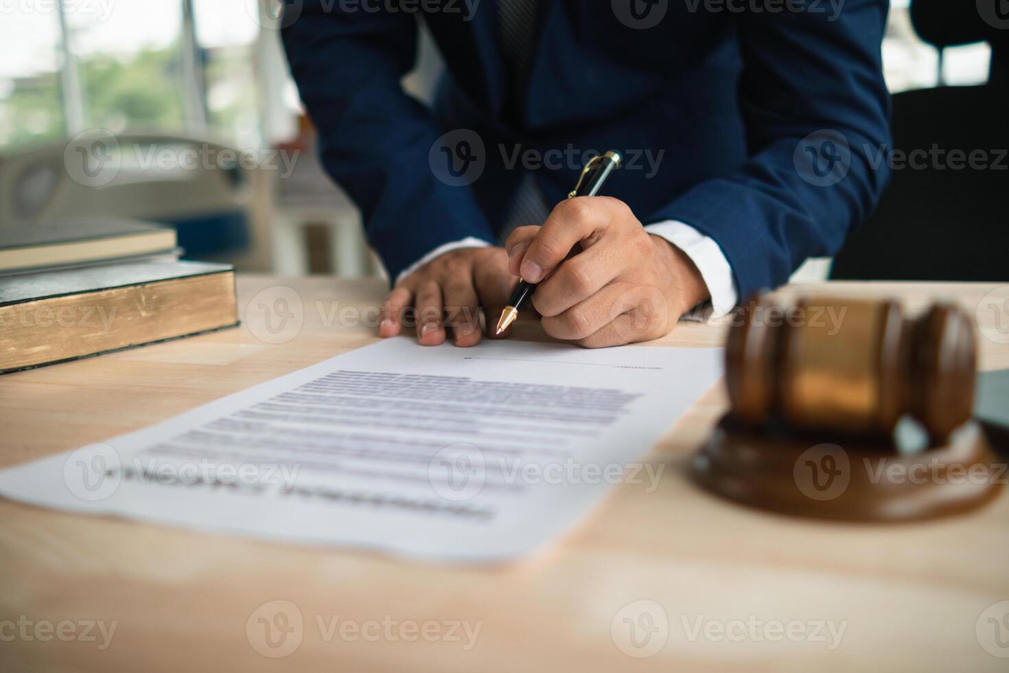 contrato estava colocada em mesa dentro legal do advogado escritório, pronto para investidores para placa a contrato para contratar uma equipe do advogados para providenciar legal adendo para seus investimento. legal consultando conceito foto