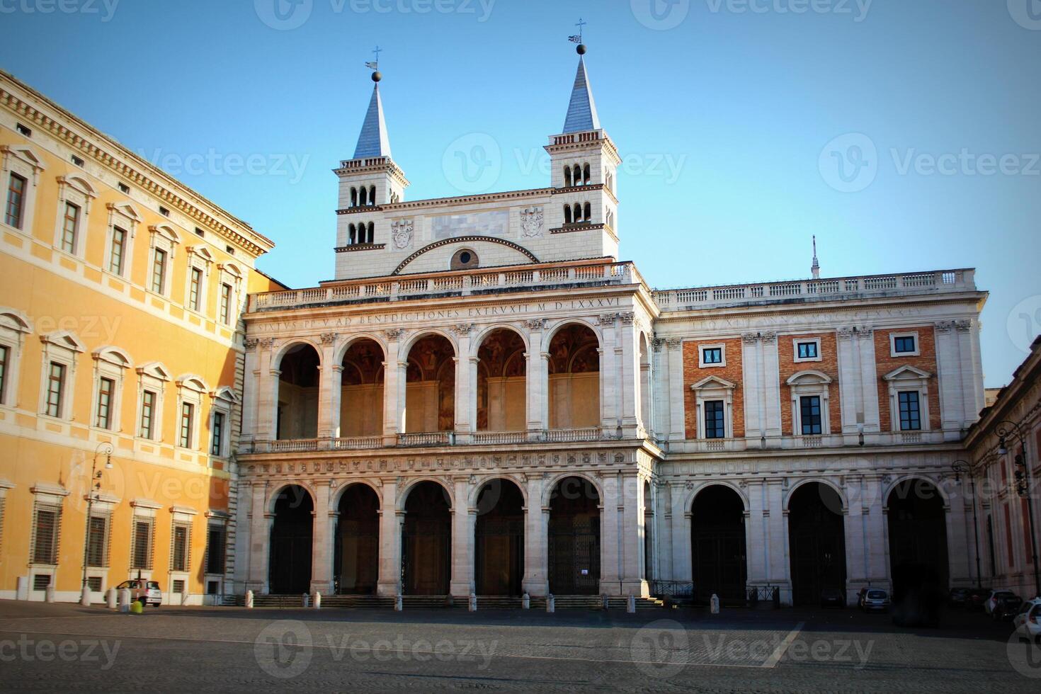 a norte fachada do a basílica do st. John a batista em a lateral Colina ou basílica di san Giovanni dentro lateral, uma Batistério foto