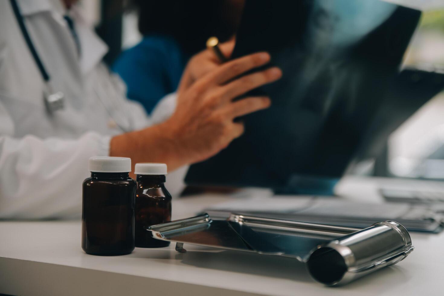 focado maduro masculino médico e fêmea enfermeira Veja às tábua tela discutir anamnese junto. concentrado diverso médico profissionais usar almofada dispositivo, acionado dentro equipe pensando dentro hospital. foto