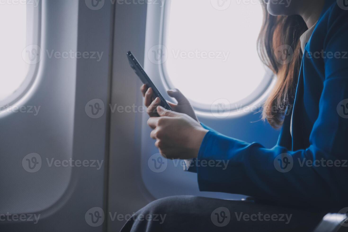 usando Móvel e computador portátil, pensativo ásia pessoas fêmea pessoa a bordo, avião janela, perfeitamente capturar a antecipação e excitação do feriado viagem. chinês, japonês pessoas. foto