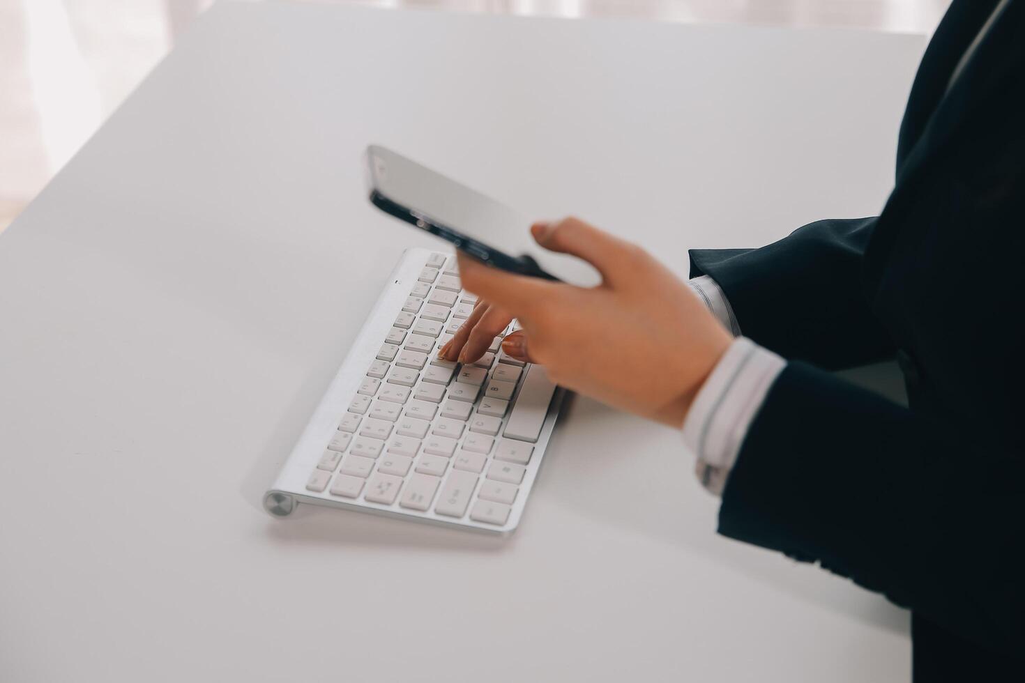 comunicação apoiar, ligar Centro e cliente serviço Socorro escrivaninha. voip fone de ouvido em Telefone teclado. foto