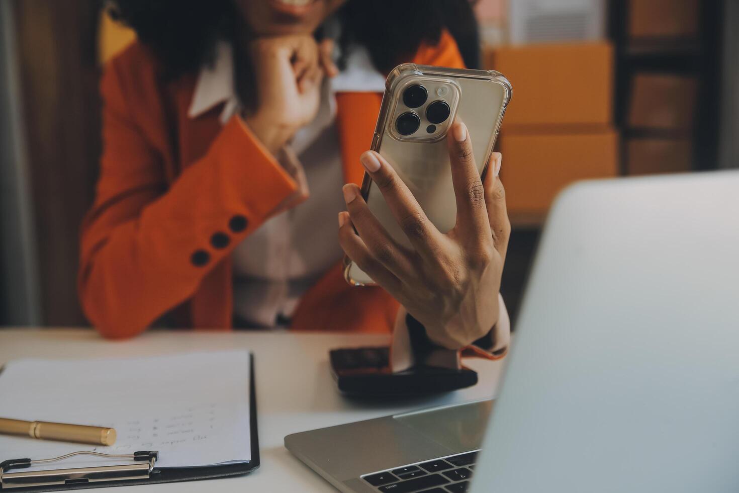 inicialização PME pequeno empresário de mulher asiática freelancer usando um laptop com caixa alegre sucesso feliz mulher asiática sua mão levanta embalagem de marketing on-line e conceito de ideia de entrega PME foto