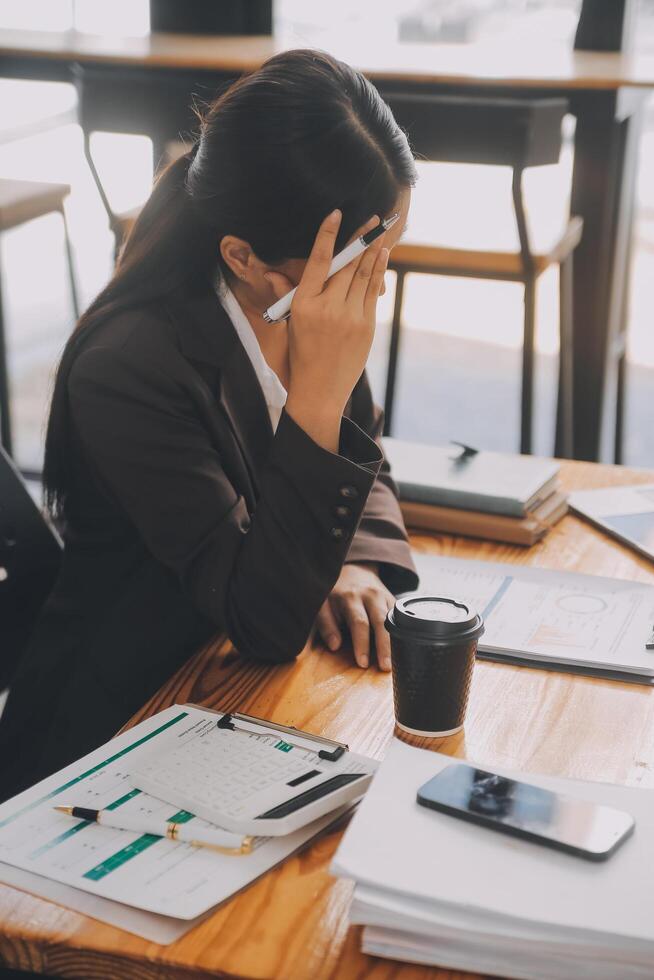 mulheres asiáticas estão estressadas enquanto trabalham no laptop, empresária asiática cansada com dor de cabeça no escritório, sentindo-se doente no trabalho, copie o espaço foto