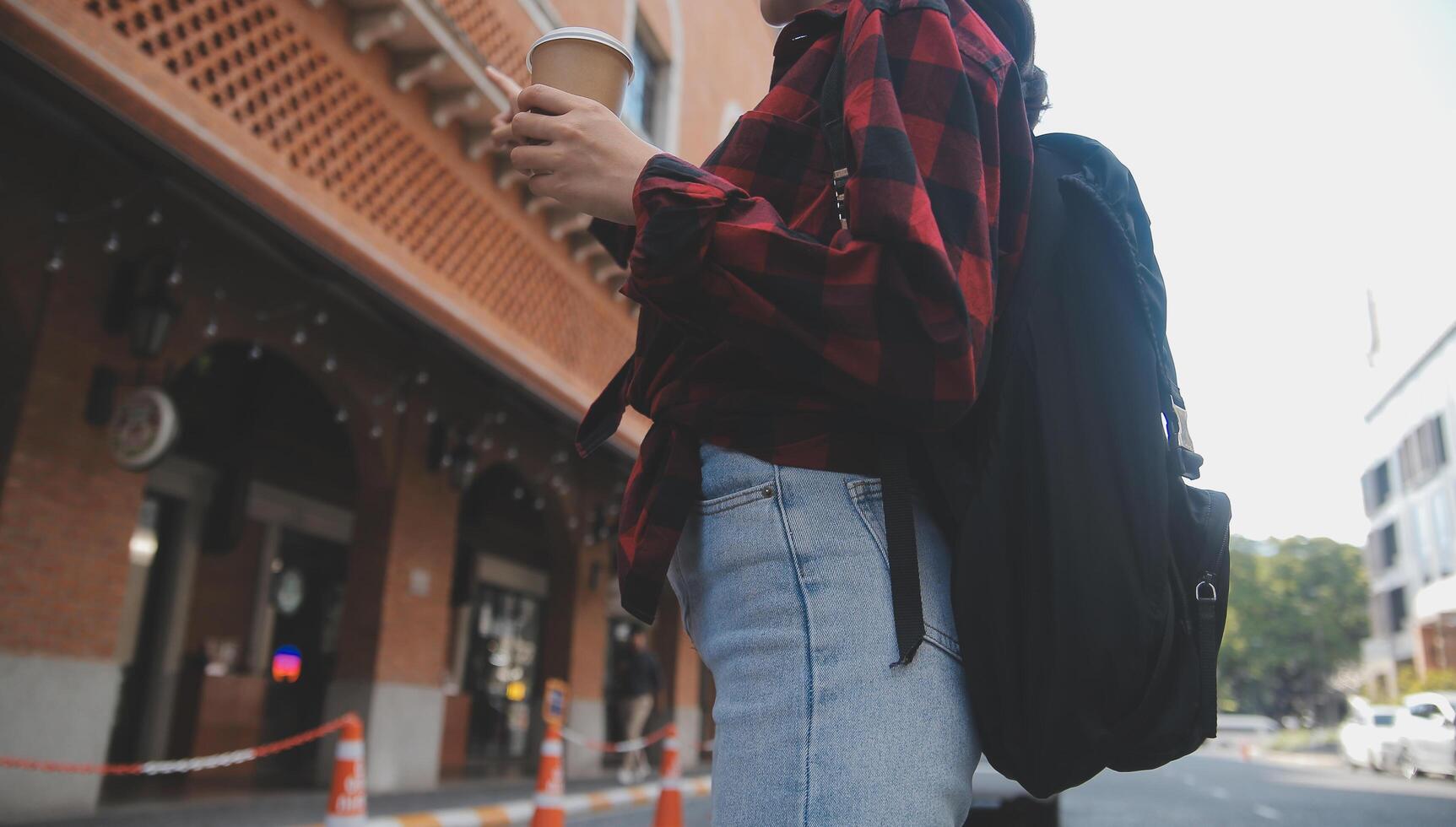 mulher viagem por aí a mundo com mochila liberdade e relaxar vida conceito. foto