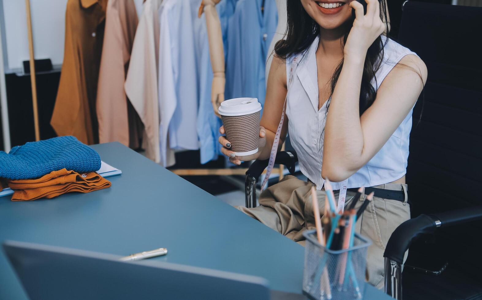 jovem empresário pequeno empresário trabalhando em home office. entrega de embalagens de marketing on-line, empreendedor de startups ou conceito de mulher freelance. proprietário de pequena empresa foto