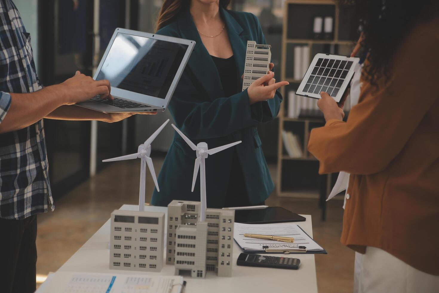 elétrico engenheiro com homem de negocios discutindo Novo projeto instalação solar célula painel em a cobertura do prédio. alternativo energia conceito. foto