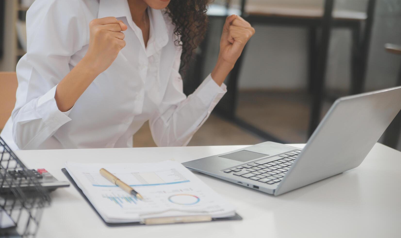 grupo de jovens empresários asiáticos colegas de trabalho criativos no escritório feliz em ser um trabalho em equipe de parceria bem-sucedida celebrando o conceito de conquista e sucesso. foto