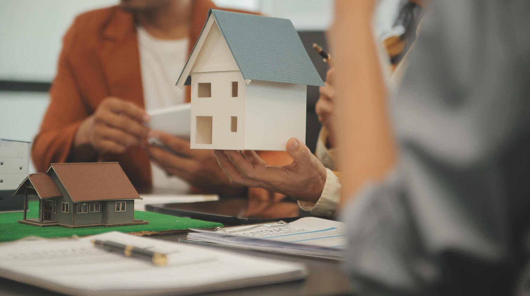 equipe do arquiteturas e empresários discutindo e debate em chão plano modificação para real Estado investimento e habitação desenvolvimento projeto foto