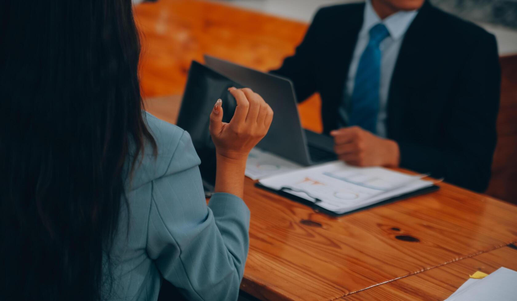 criativo equipe discutindo sobre trabalhos às escritório, pequeno negócio trabalho em equipe aplainamento o negócio estratégia, escritório vida foto