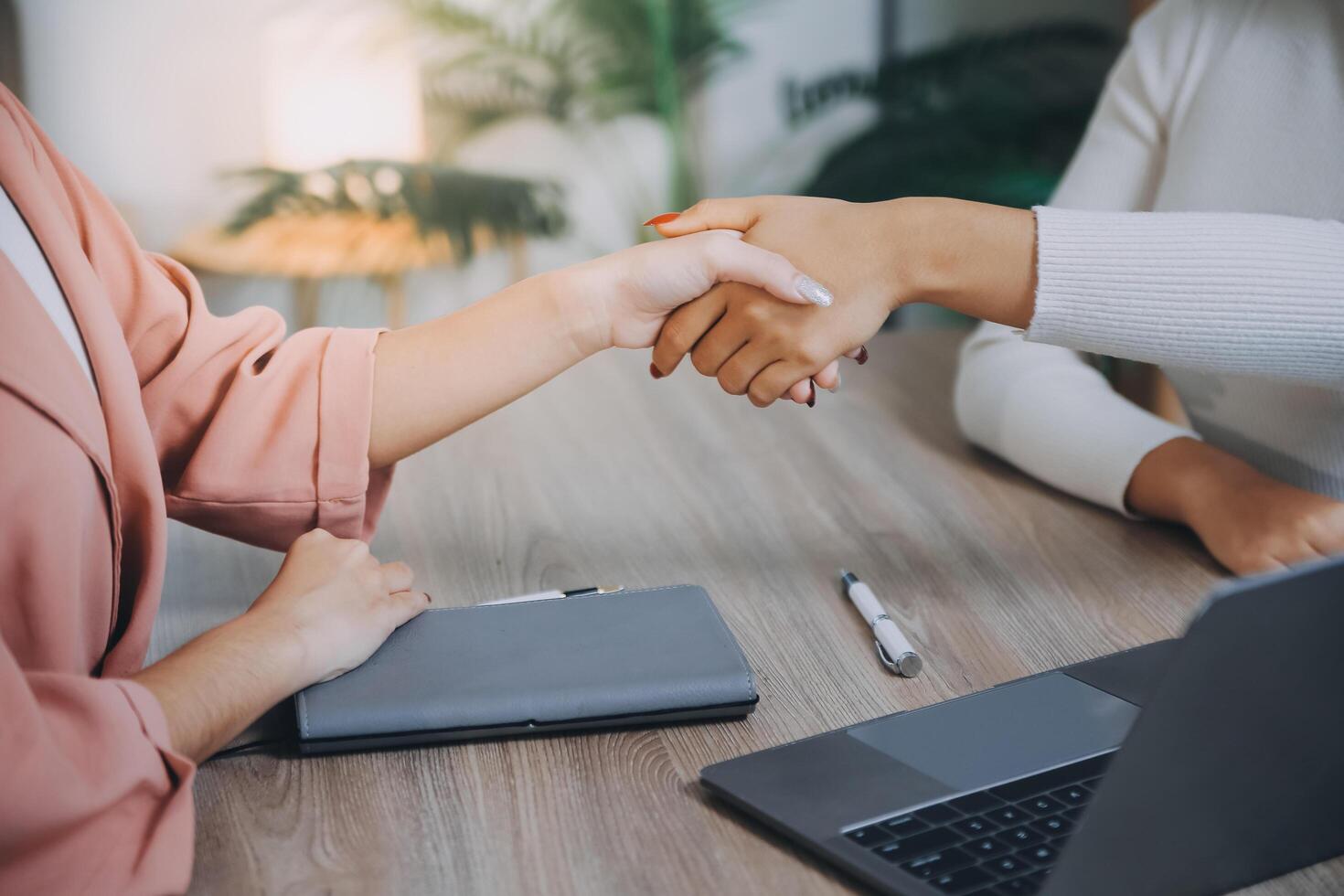 contrato e o negócio emprego currículo trabalho entrevista recrutamento. hr Reveja a perfil currículo do a trabalho candidato. o negócio emprego e humano recurso gestão conceito. foto