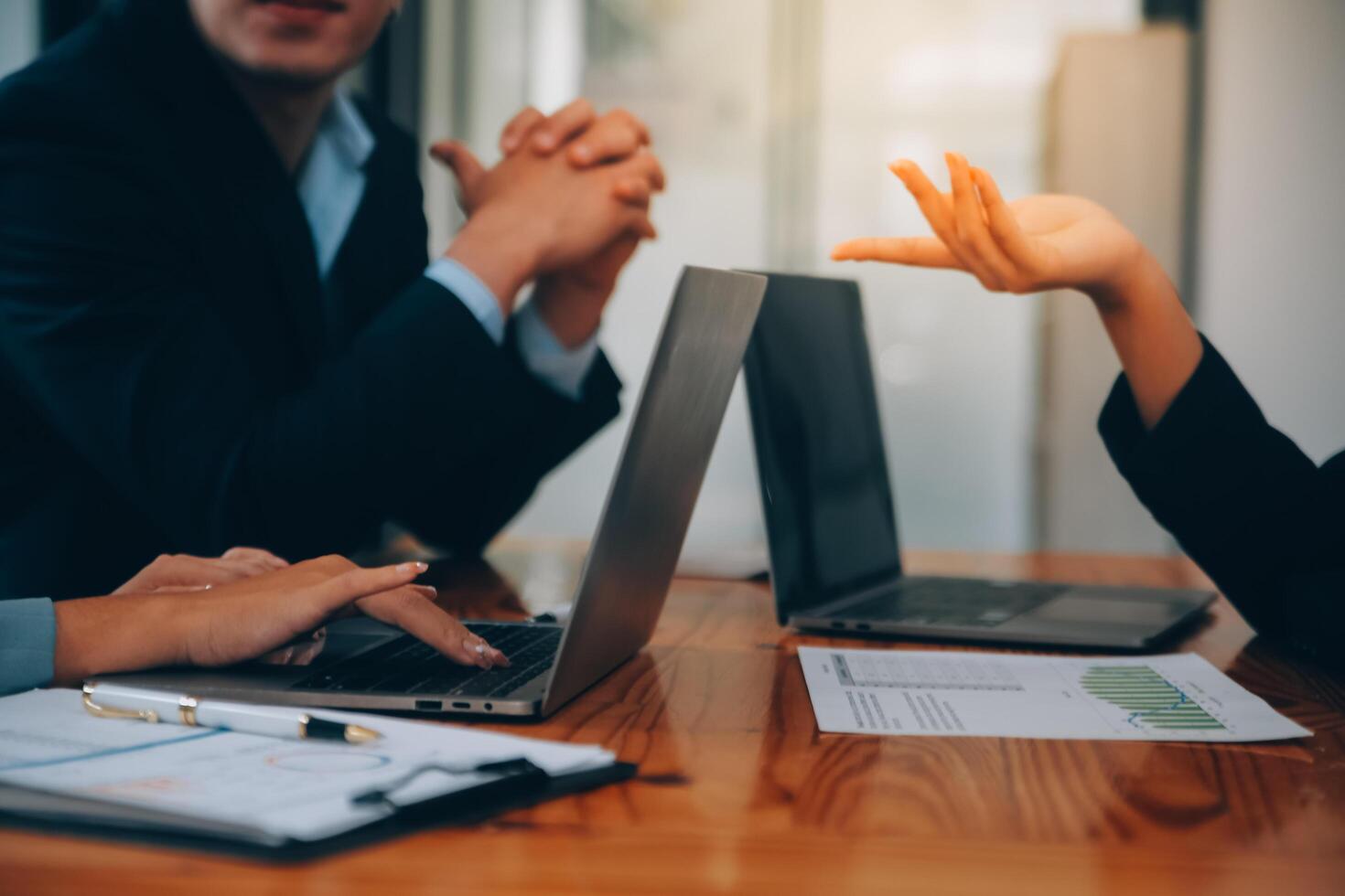 criativo equipe discutindo sobre trabalhos às escritório, pequeno negócio trabalho em equipe aplainamento o negócio estratégia, escritório vida foto