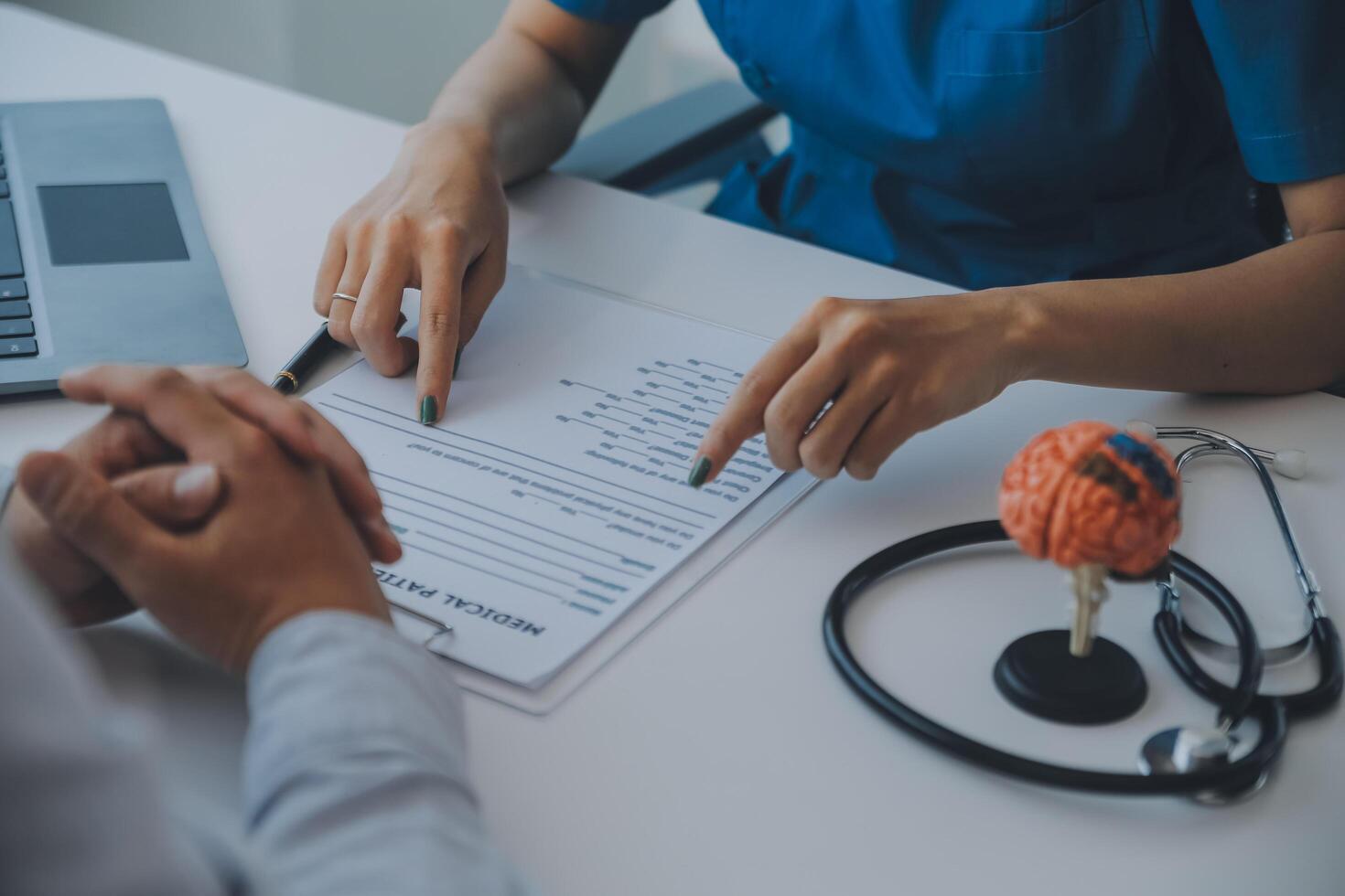 médico explicando cérebro funções para paciente em modelo dentro escritório. foto