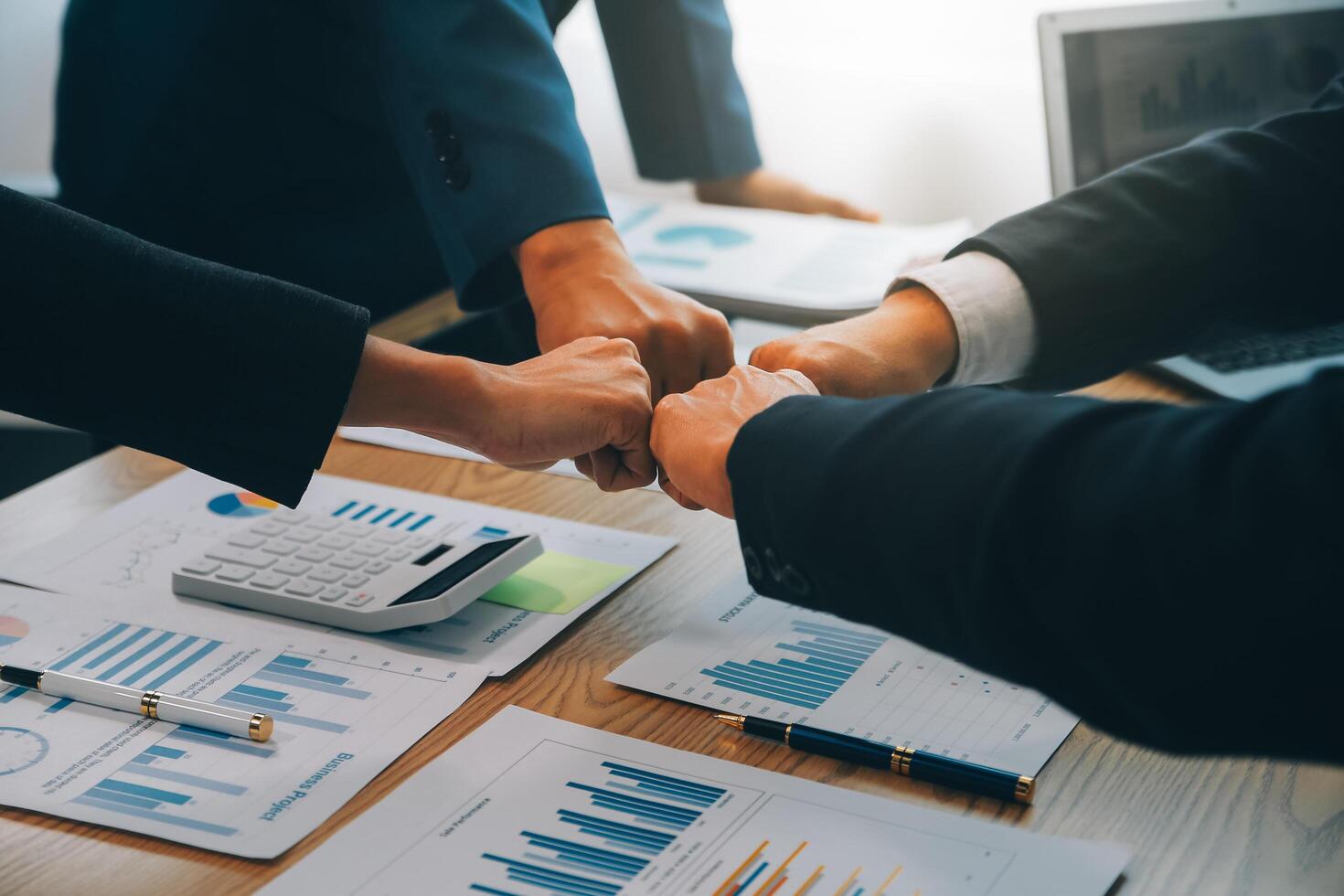 o negócio pessoas Junte-se mãos para Junte-se forças Como uma trabalho em equipe. foto