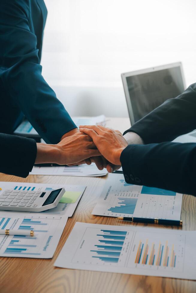 o negócio pessoas Junte-se mãos para Junte-se forças Como uma trabalho em equipe. foto