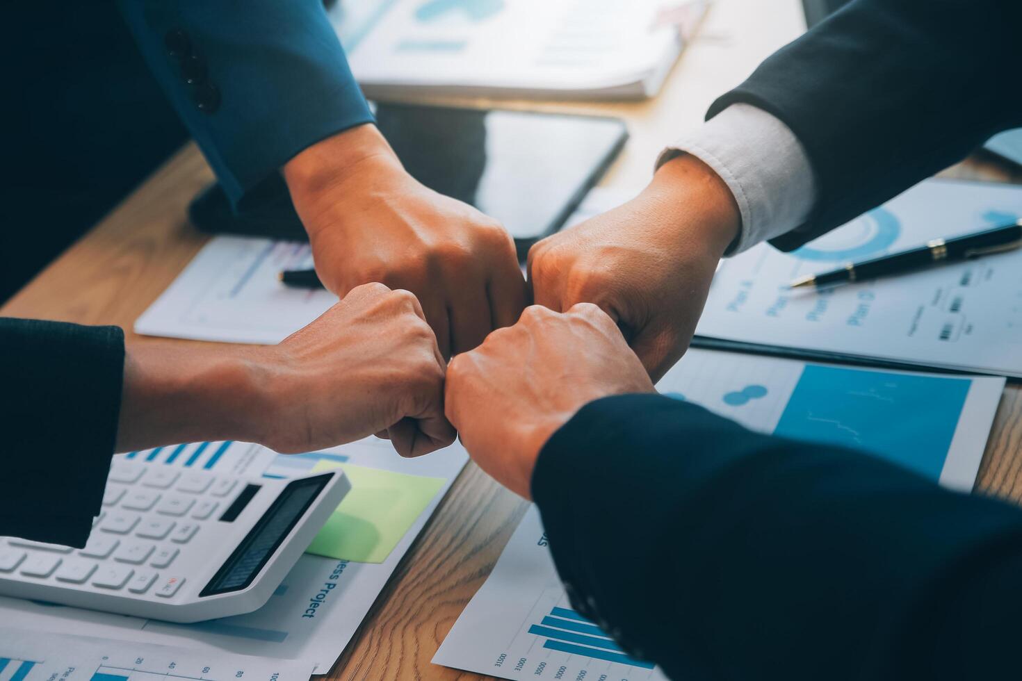 o negócio pessoas Junte-se mãos para Junte-se forças Como uma trabalho em equipe. foto