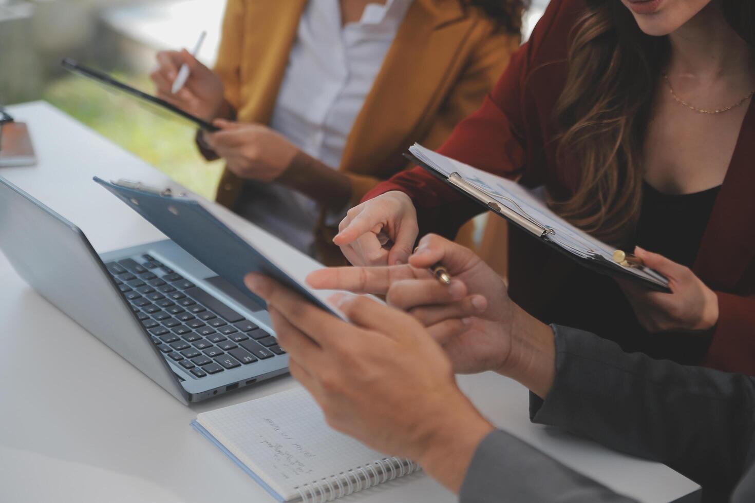 grupo de jovens empresários asiáticos colegas de trabalho criativos no escritório feliz em ser um trabalho em equipe de parceria bem-sucedida celebrando o conceito de conquista e sucesso. foto