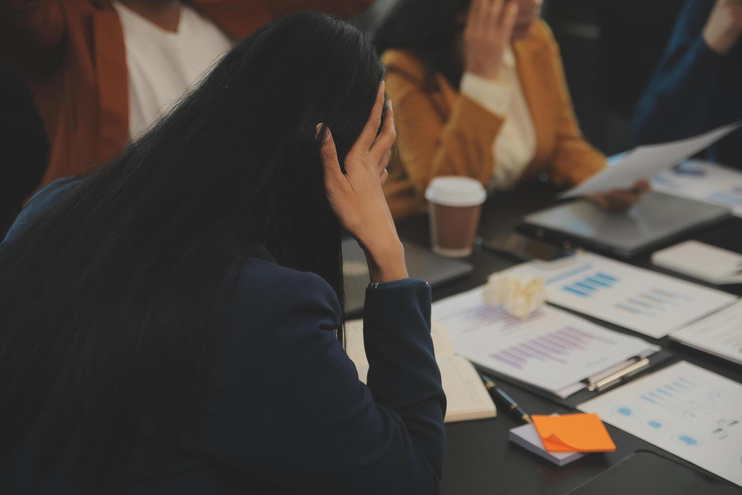 equipe do jovem ásia empreendedor ter sério e desacordo dentro equipe encontro para próximos projeto para marketing e venda gestão com arranha-céu Visão para o negócio comece e Educação conceito foto