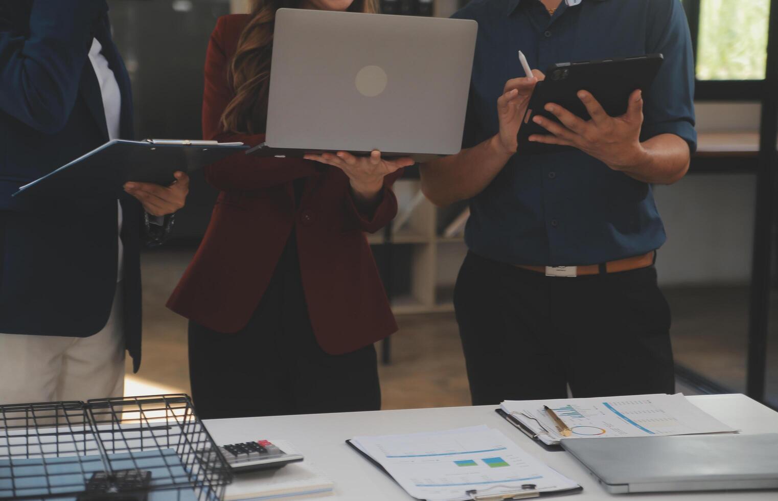 grupo de jovens empresários asiáticos colegas de trabalho criativos no escritório feliz em ser um trabalho em equipe de parceria bem-sucedida celebrando o conceito de conquista e sucesso. foto