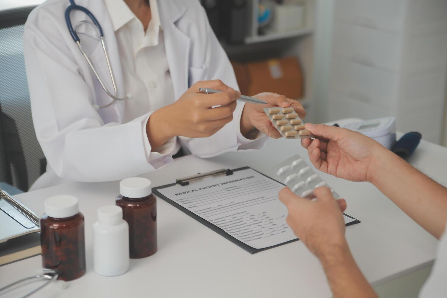 cuidados de saúde serviço e farmacia trabalhador com cliente às loja contador para medicação explicação. farmacêutico adendo e opinião do farmacêutico ajudando menina com remédio Informação. foto