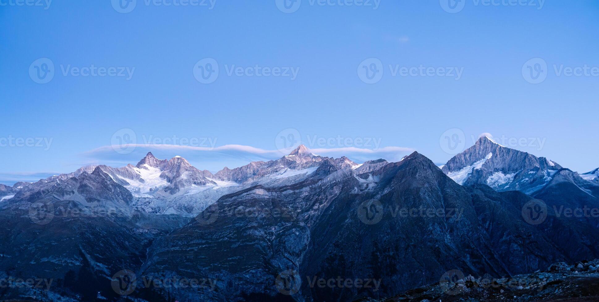 montanha alcance com azul céu em suíço Alpes dentro a alvorecer foto