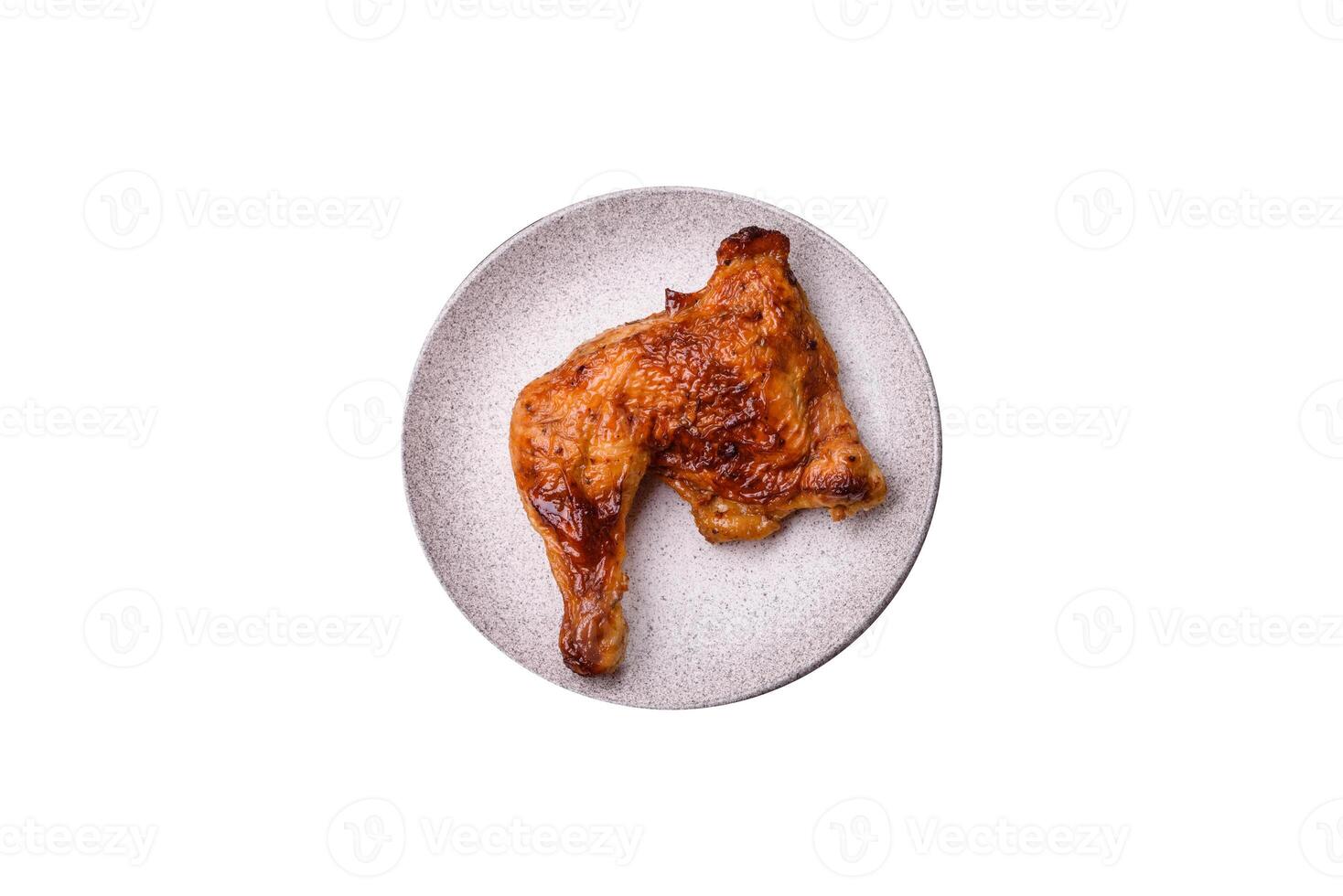 delicioso grelhado frango perna ou trimestre com sal e especiarias foto