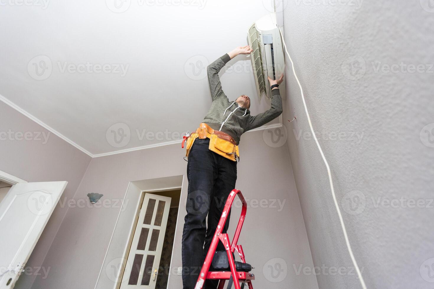 técnico masculino limpeza de ar condicionado dentro de casa foto