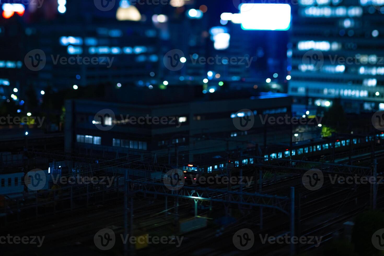 uma noite miniatura paisagem urbana dentro frente do Tóquio estação inclinação foto