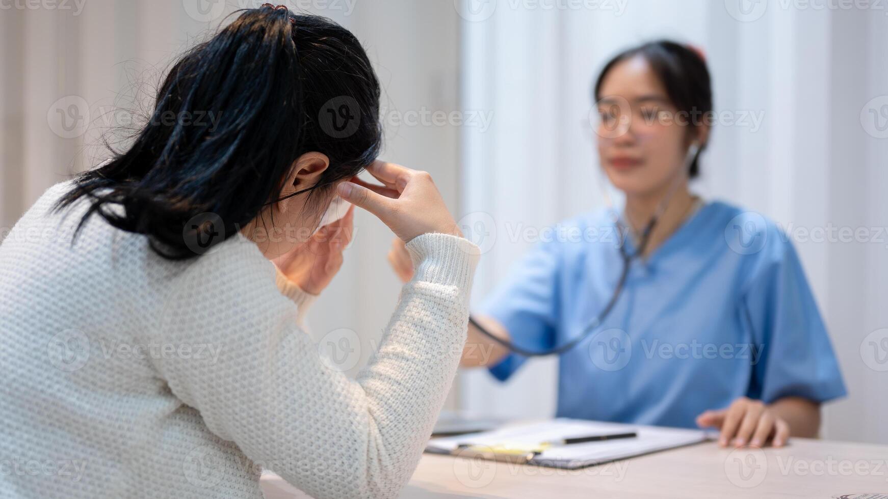 uma paciente expressando preocupação sobre dela saúde problemas enquanto discutindo a tratamento plano. foto