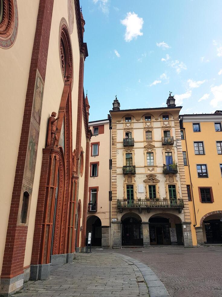 caminhando dentro a histórico Centro do a cidade. foto