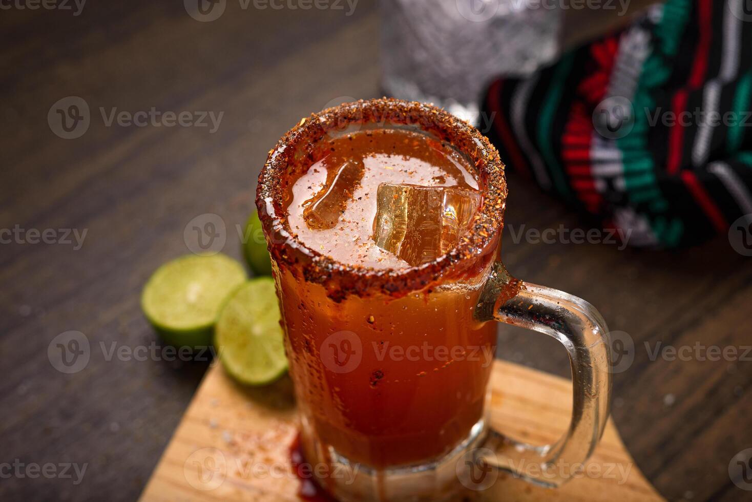 Michelada, típica mexicano coquetel em uma de madeira mesa. Cerveja coquetel. foto