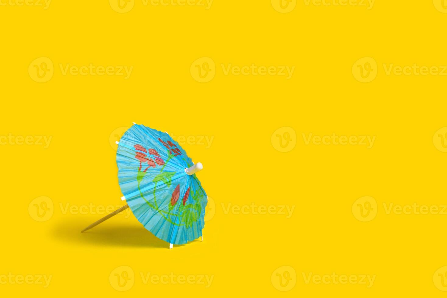 coquetel guarda-chuvas em amarelo fundo. verão fundo com cópia de espaço foto