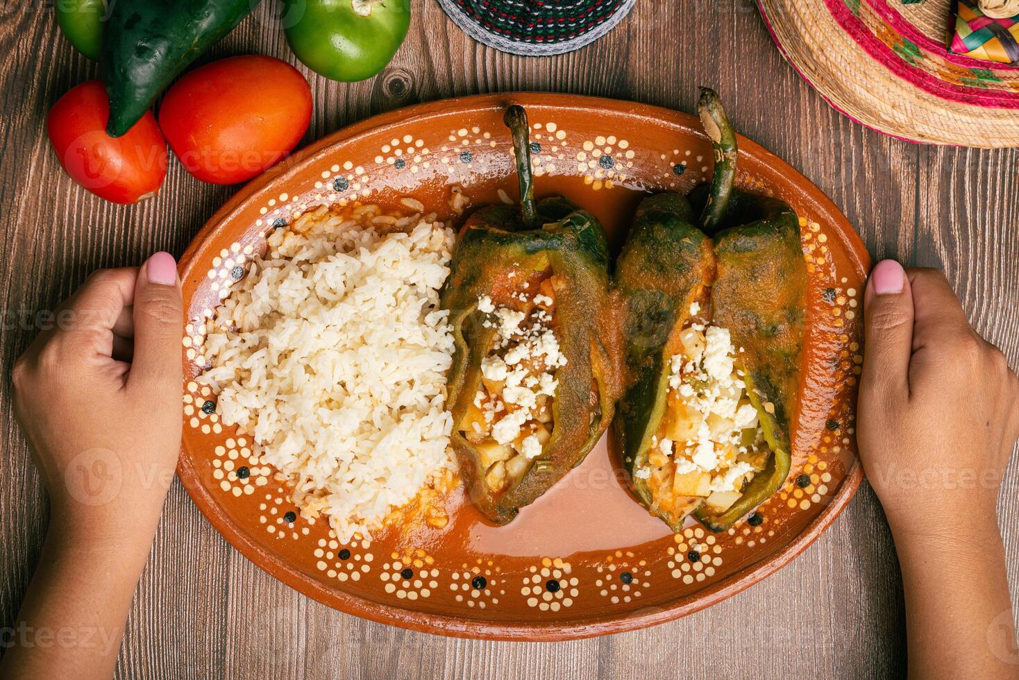 recheado pimentas, típica mexicano Comida. Comida para comemoro cinco de maionese. foto